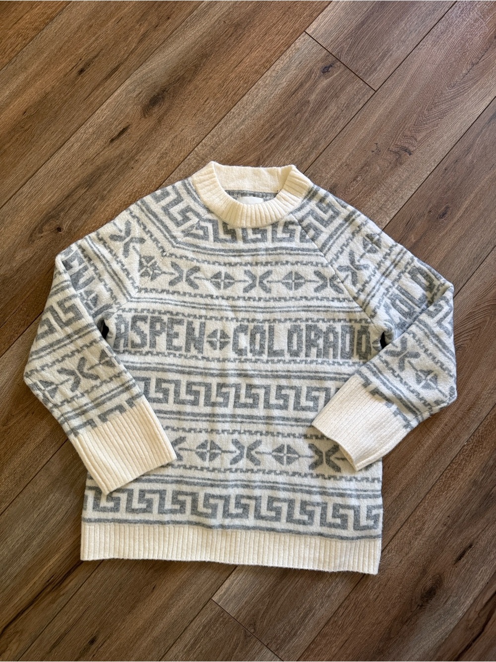 Abercrombie & Fitch Ivory and Light Gray Aspen Colorado Turtleneck Sweater - Picture 3 of 3